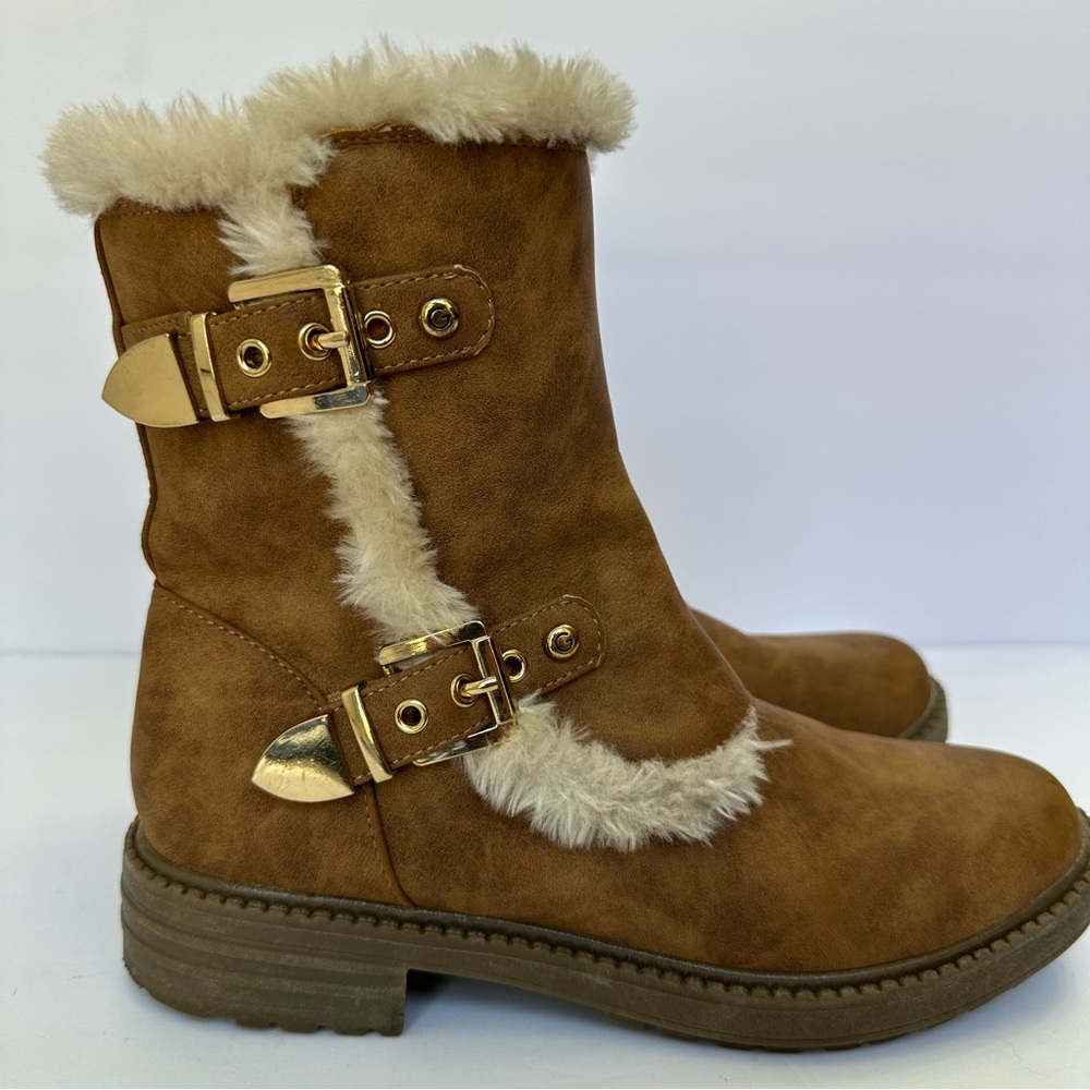 GBG Los Angeles 7 Women's Garit Lug Sole Tan Furry Gold Buckle Accent Boots - Picture 7 of 11